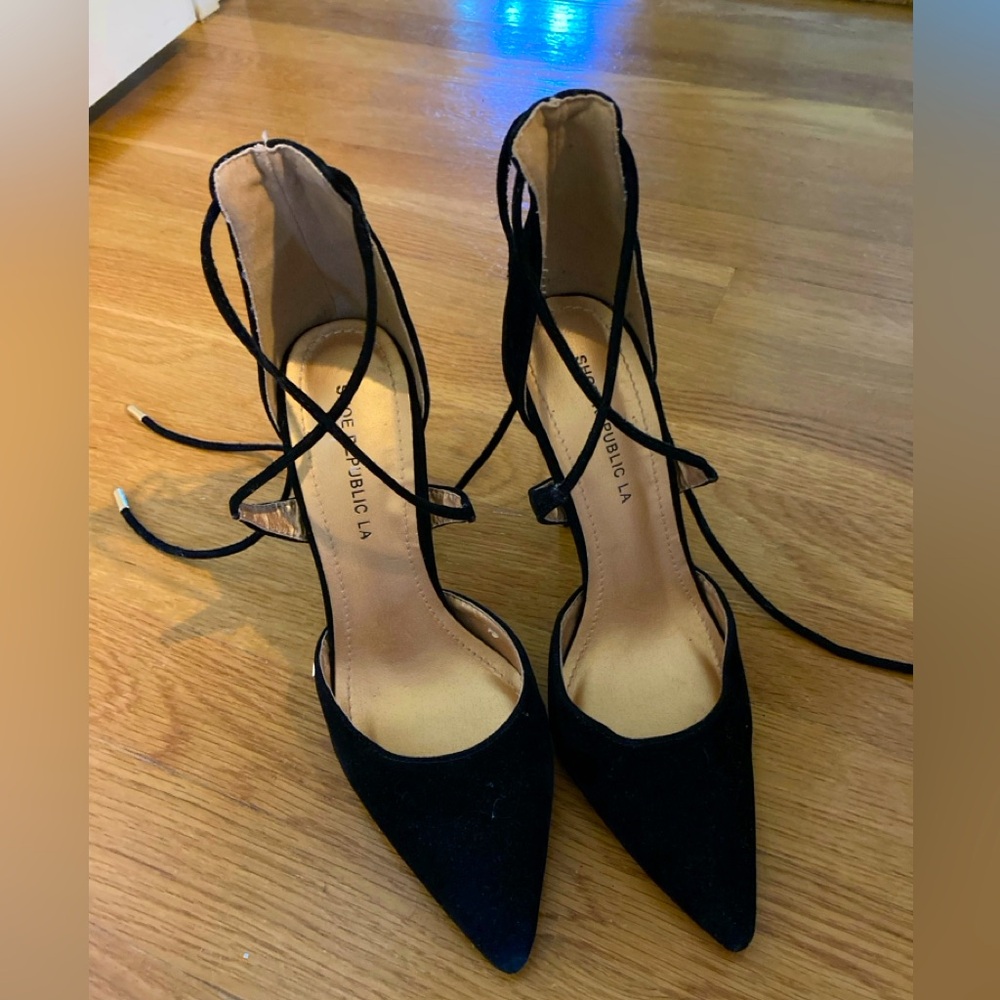 Women’s Shoe Republic LA black heels!!